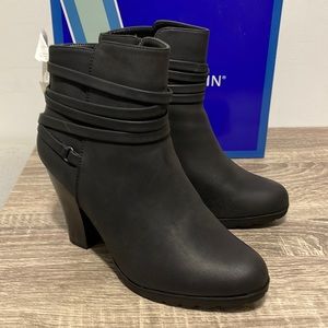 White Mohntain Women's Spade Heeled Lug Sole Ankle Booties size 7